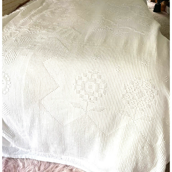 White QUEEN BEDSPREAD - Picture 1 of 15